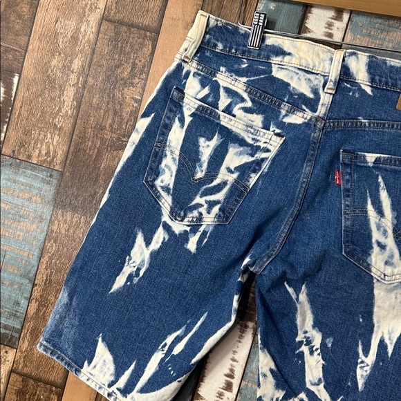 Levi's Premium Blue and White bleached Denim Shorts - Picture 12 of 14